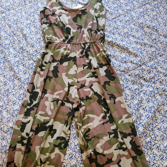 Green and Black Tactical Jumpsuit with Camouflage Pattern - Picture 4 of 4